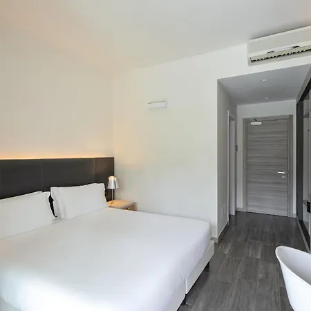 מלון Park Casimiro 4*